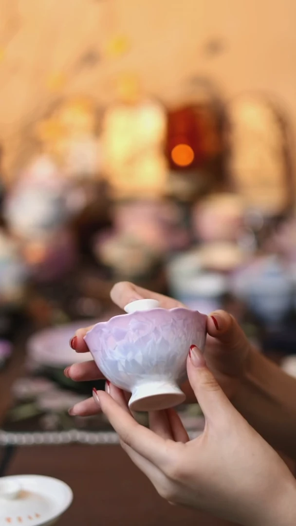 结晶釉渐变紫花边盖碗