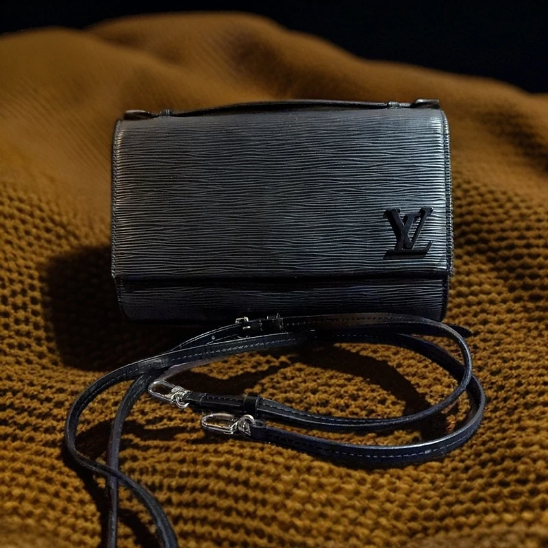 95新 LouisVuitton/路易威登 黑色水波纹斜挎包  1231 7784