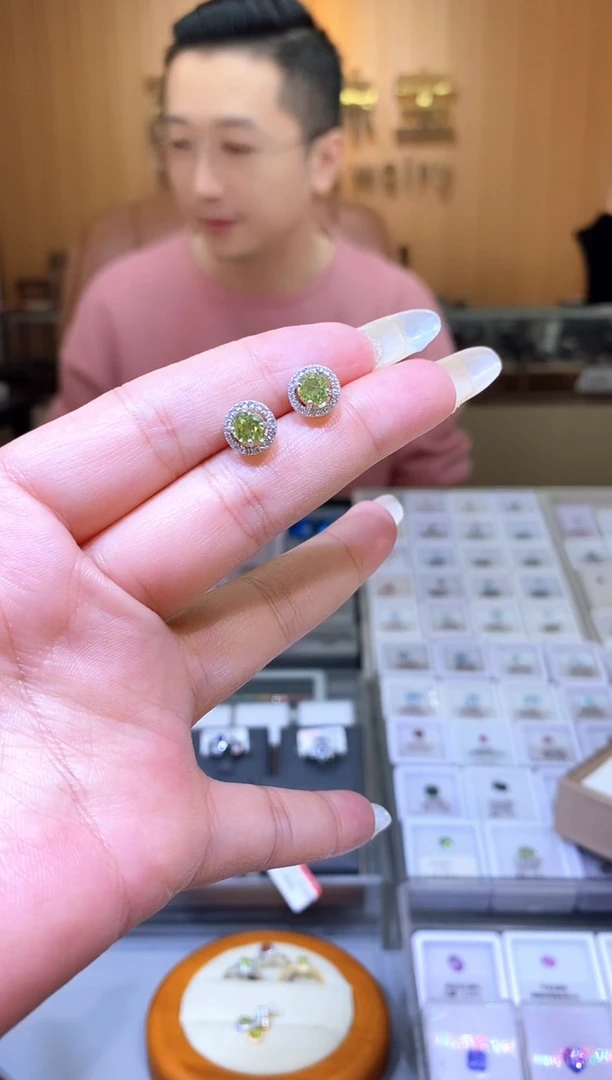 【闪购商品】橄榄石耳饰银S925镶嵌天然橄榄石耳钉