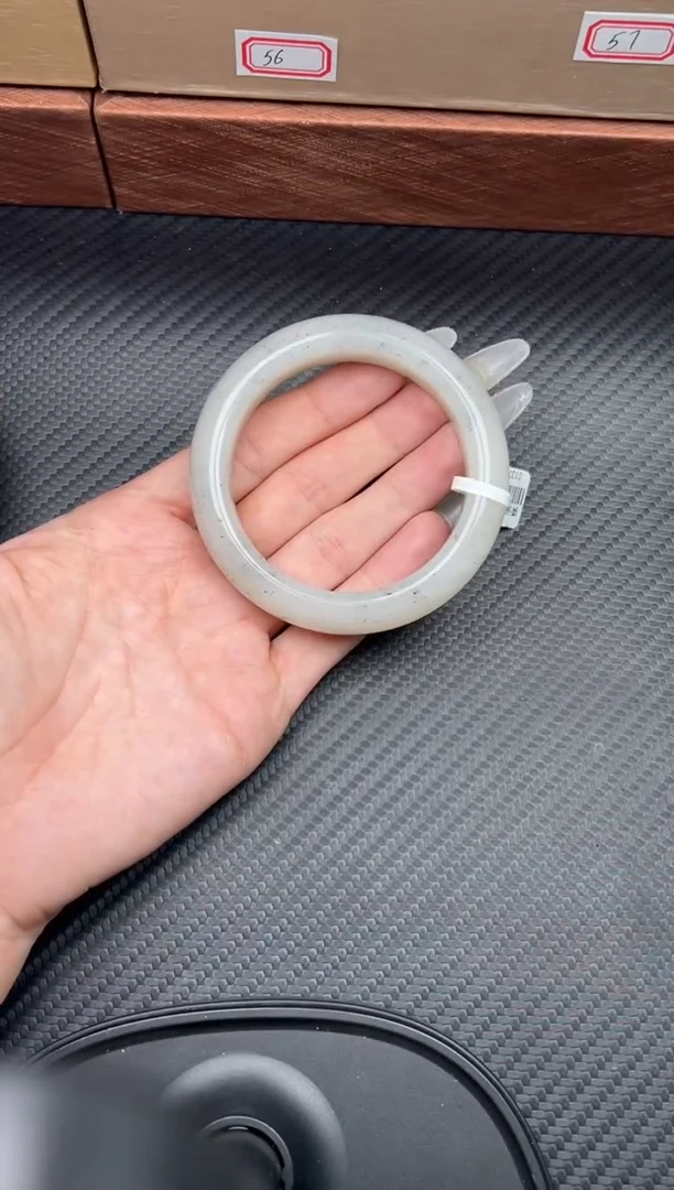 未镶嵌手镯和田玉黑山微色差55+手镯M