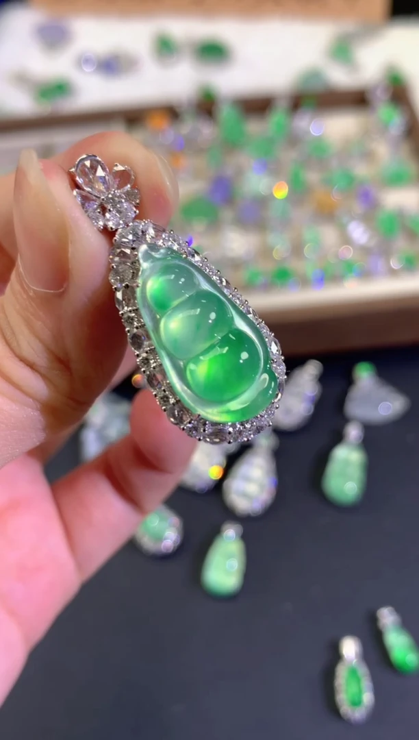 吊坠(不含链)18K金镶嵌翡翠娟A800|128000