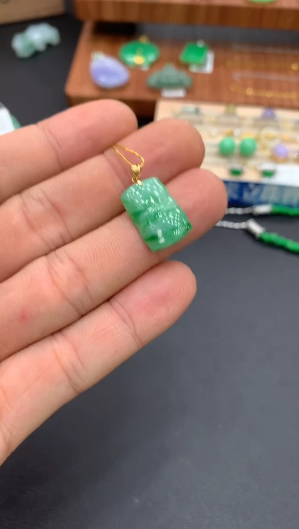 颈饰18K金镶嵌翡翠竹节