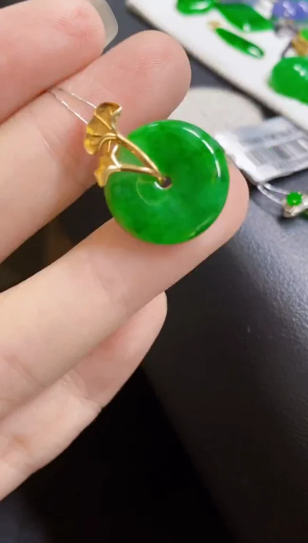 颈饰18K金镶嵌翡翠小**咪扣