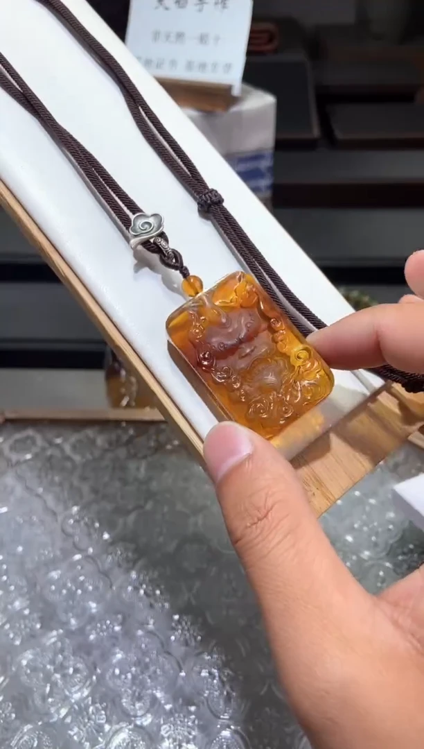 琥珀颈饰未镶嵌貔貅方牌