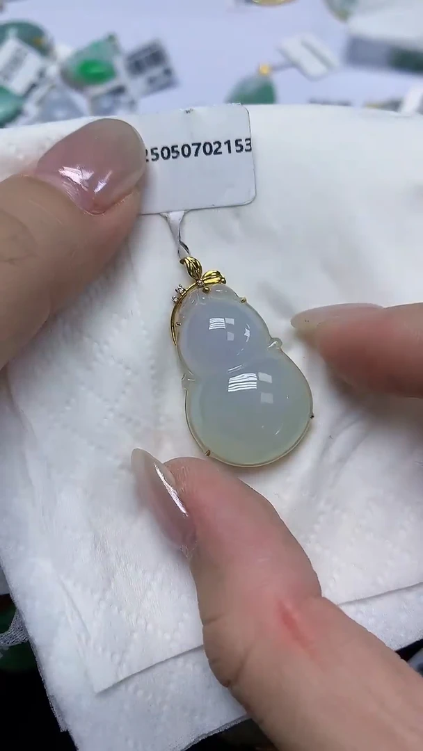 翡翠18K金镶嵌颈饰天然缅甸翡翠A货