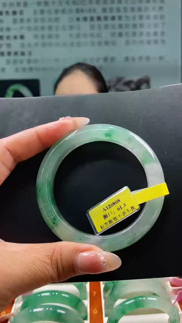 未镶嵌手镯石英质玉（非洲翠）手镯