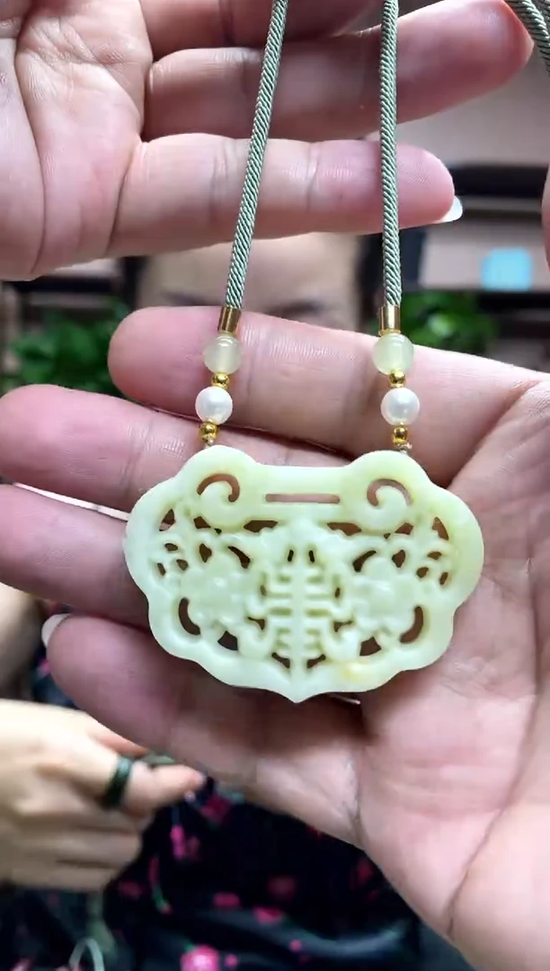 岫玉未镶嵌吊坠·