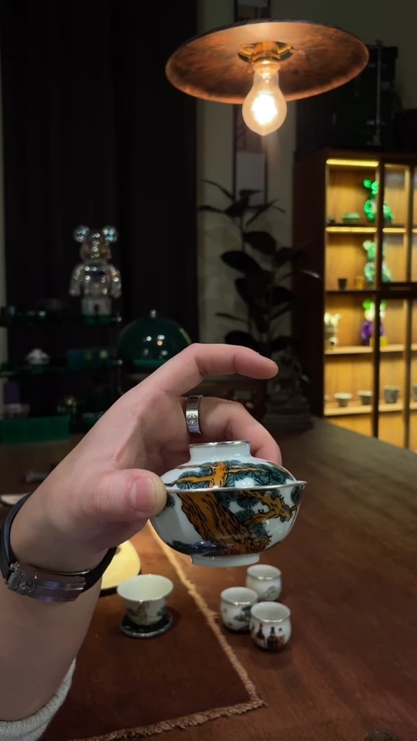 包银松树扁盖碗..