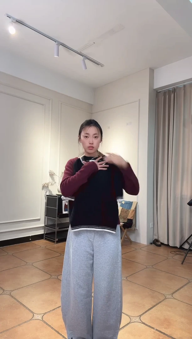 ?设计师品牌黑色针织短袖