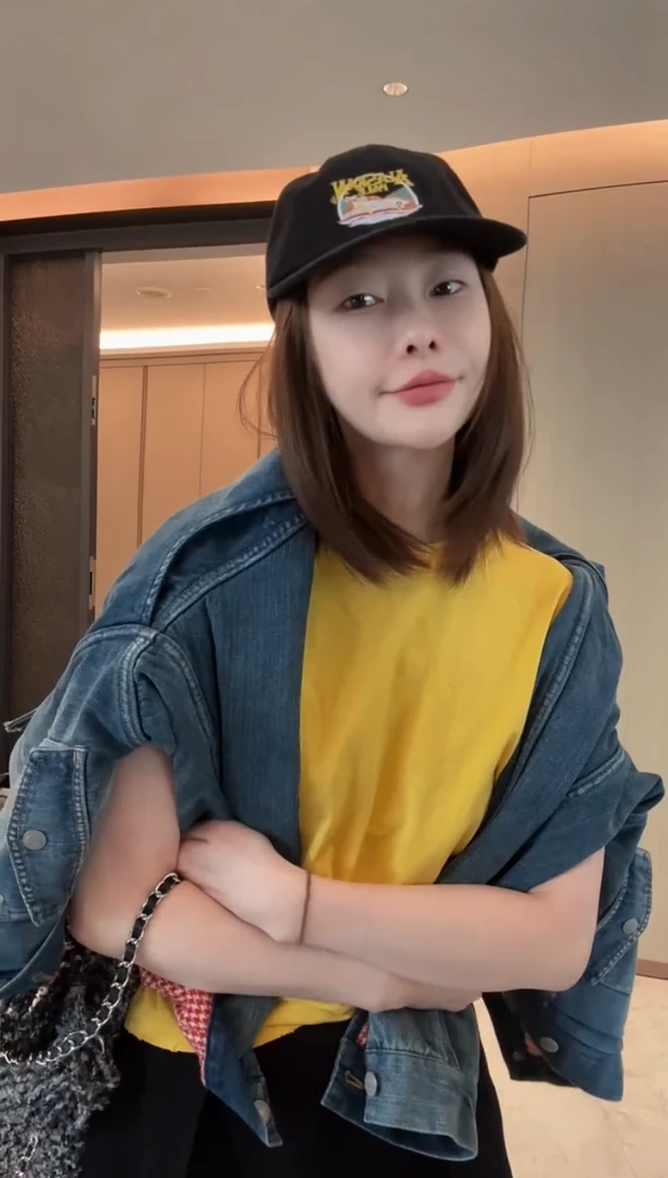 2025夏韩ins时髦休闲百搭做旧磨破设计纯色显瘦圆领短袖T恤上衣女