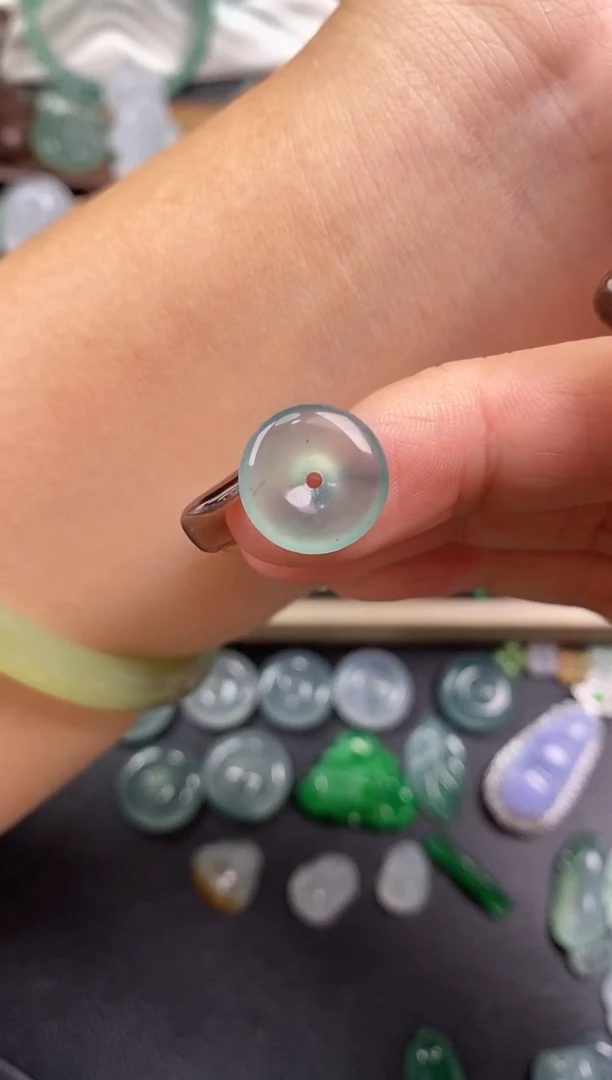 颈饰未镶嵌翡翠平安扣