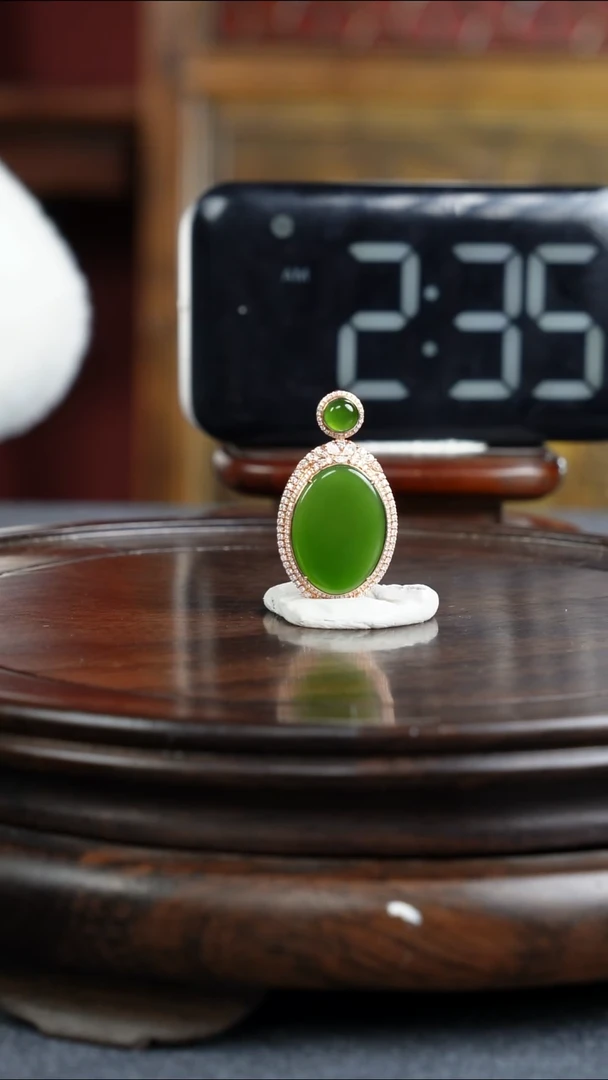 18K金镶嵌和田玉挂件C****Y1