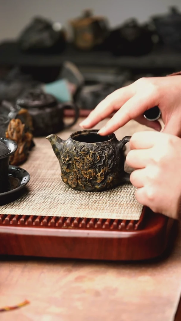 归玉堂冰碛岩重工雕刻龙王现世壶