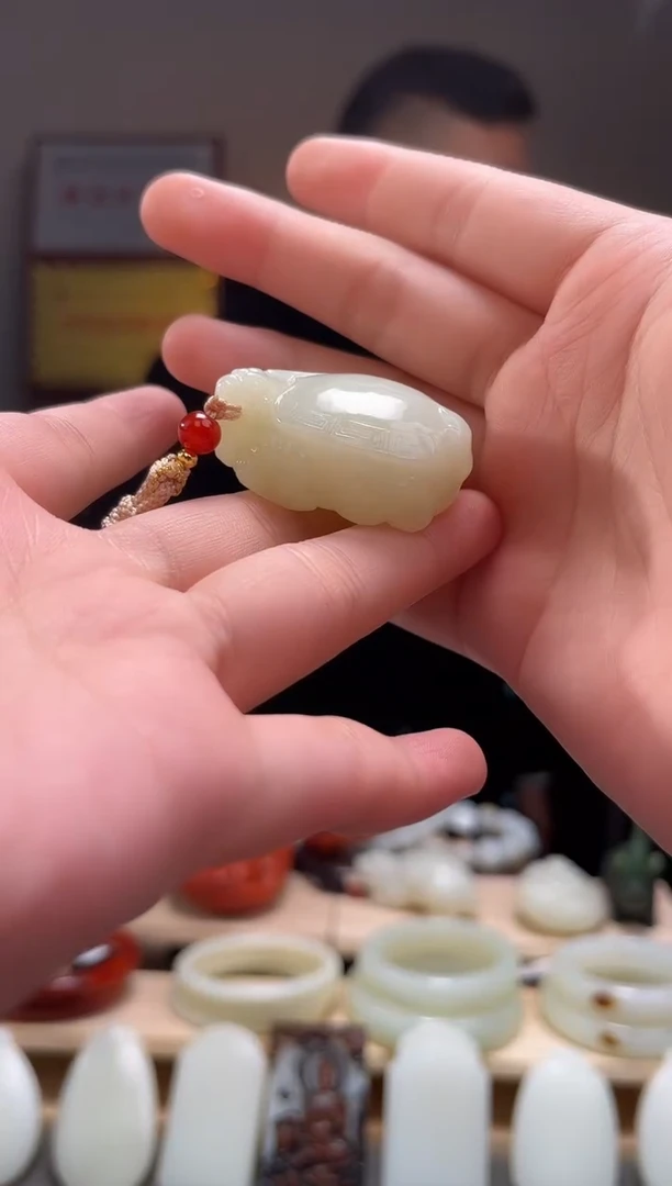 颈饰未镶嵌和田玉吊坠