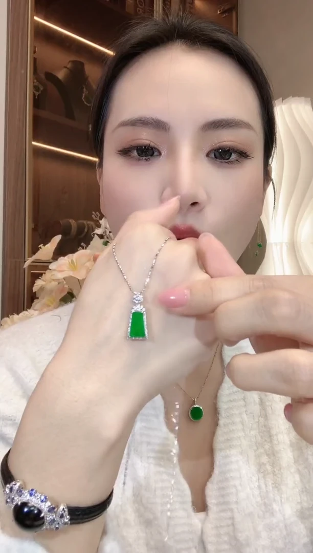 【闪购商品】翡翠吊坠(不含链)18K金镶嵌A8