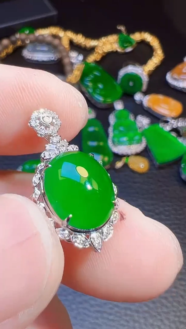 颈饰18K金镶嵌翡翠可****林翡翠