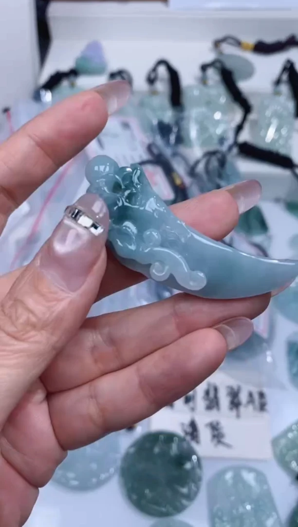 颈饰未镶嵌翡翠吊坠