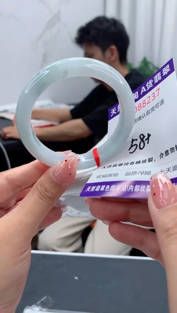 未镶嵌手镯翡翠有纹，完美者勿拍