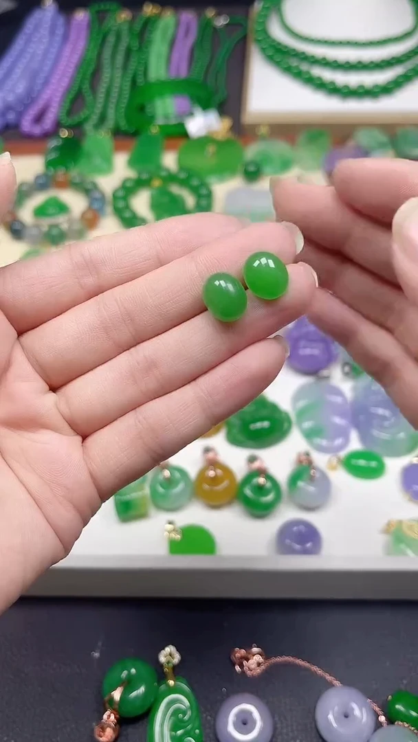 颈饰14K金镶嵌翡翠蛋面耳钉