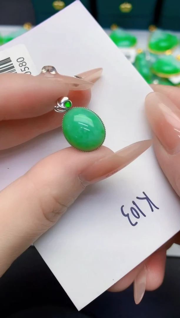 颈饰18K金镶嵌翡翠缅甸天然翡翠A货