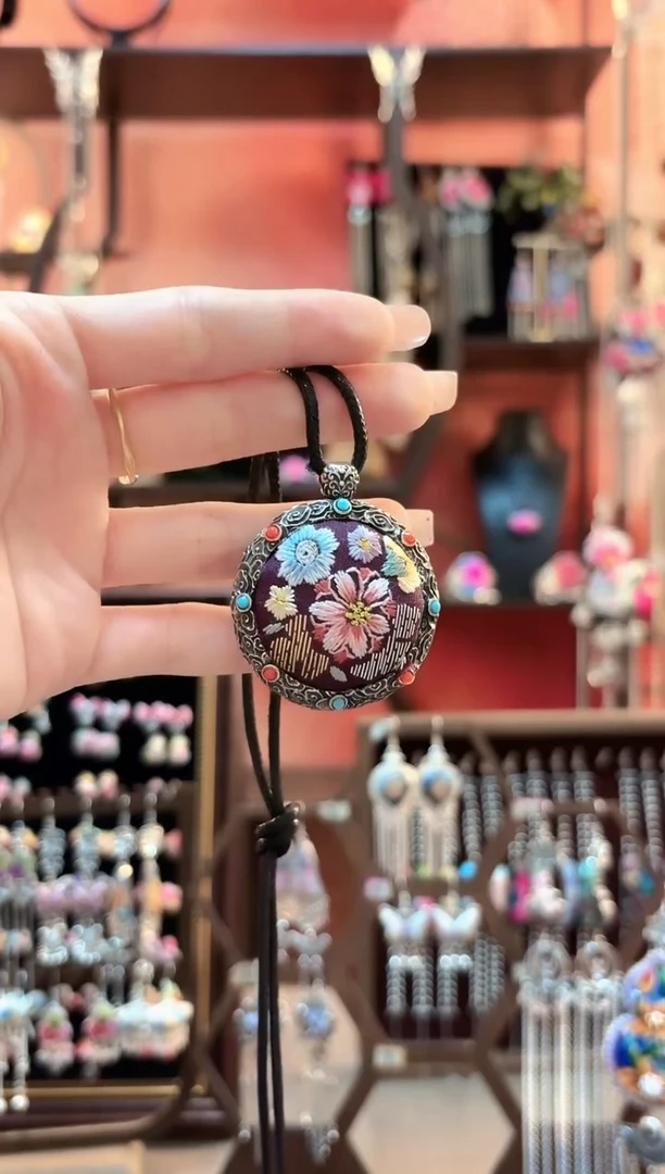 织绣云织谣民族风精美饰品   90