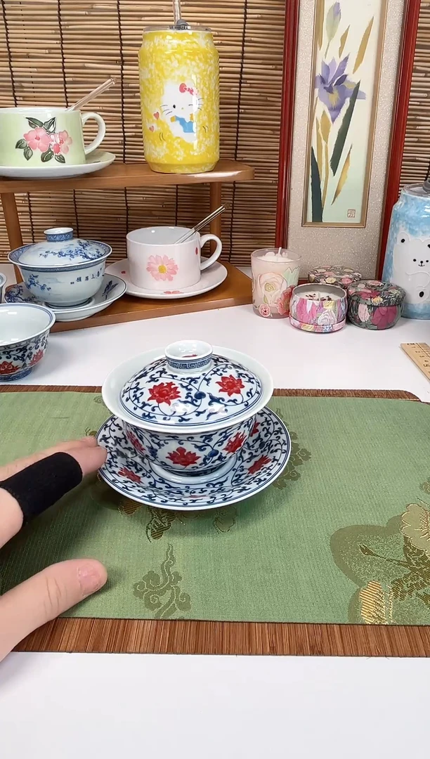 釉里红缠枝莲元宝三才