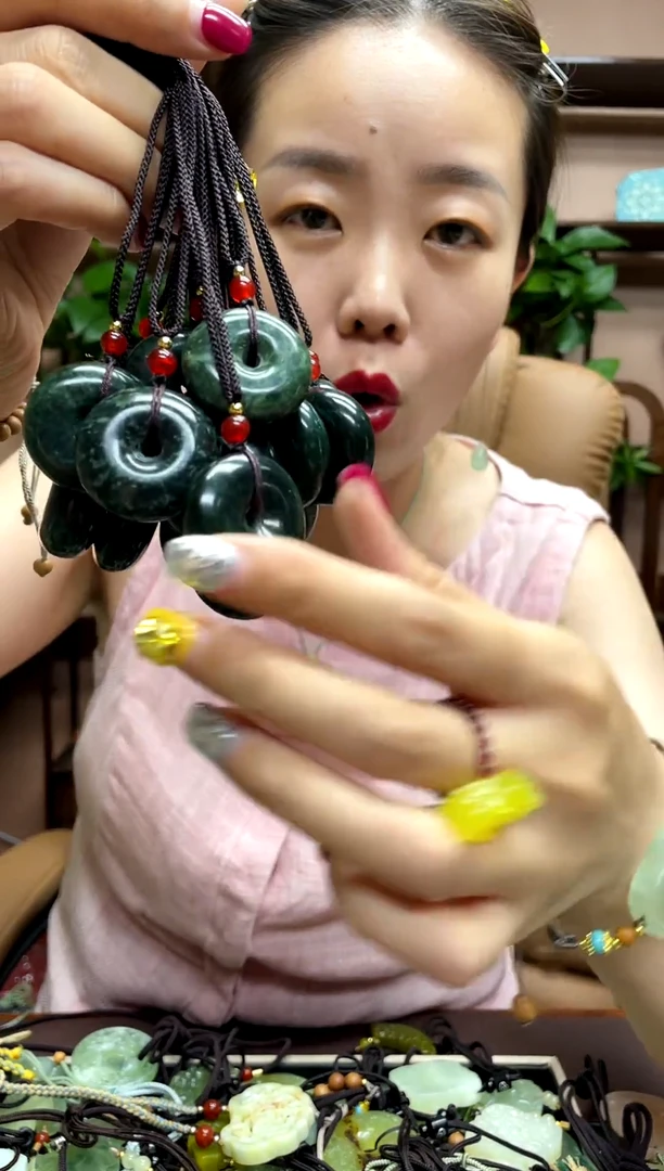 岫玉未镶嵌颈饰多样性发货发其中之一