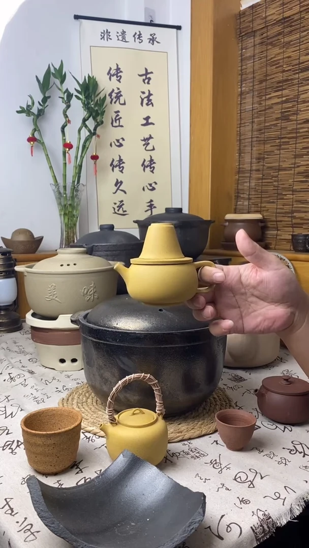 黄色汉瓦壶