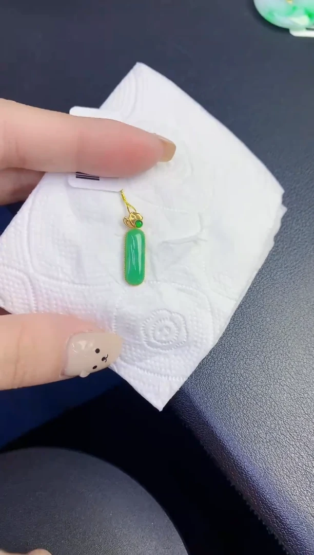 颈饰18K金镶嵌翡翠缅甸天然翡翠A货