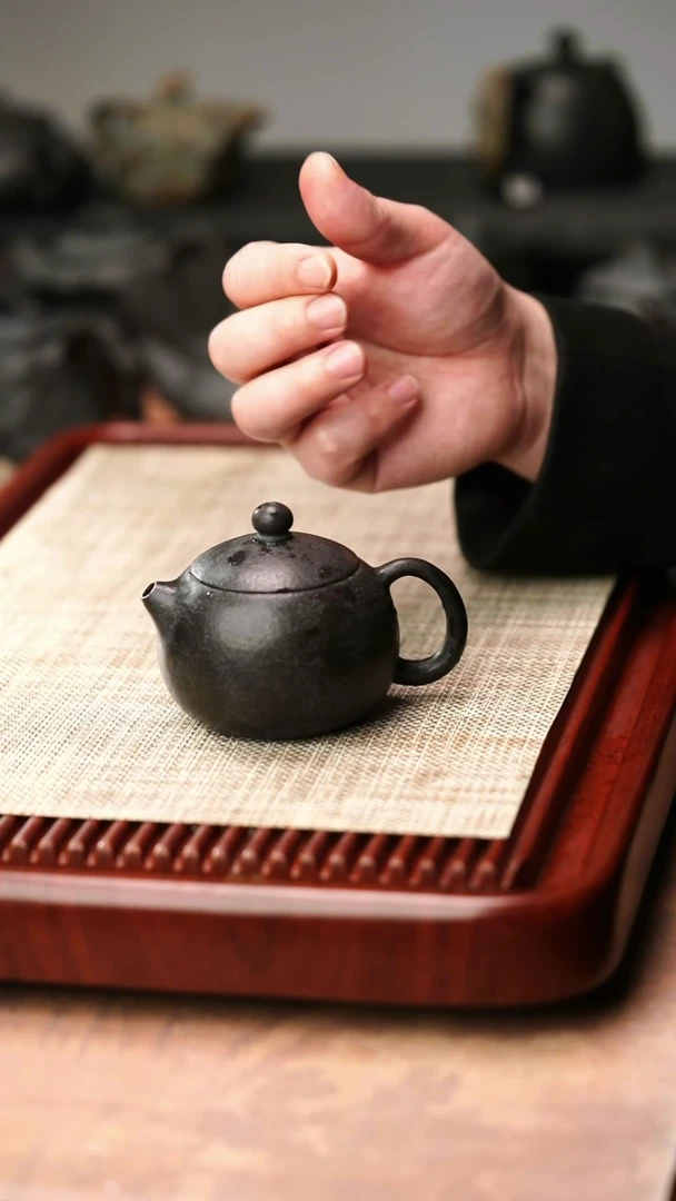 归玉堂冰碛岩重工雕刻透光西施壶180cc