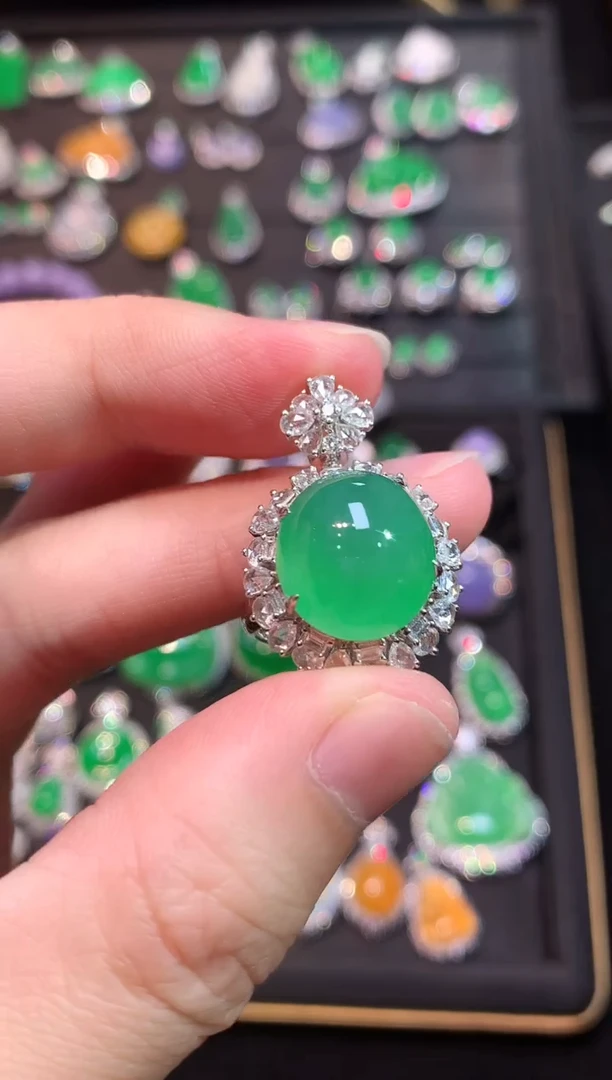 18K金镶嵌戒指翡翠高冰玻满绿蛋面戒指吊坠两用