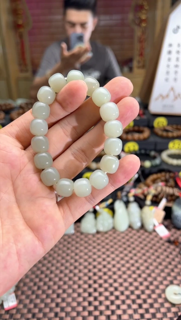 手串未镶嵌和田玉且末料青白玉老型珠手串卡11*12 78分