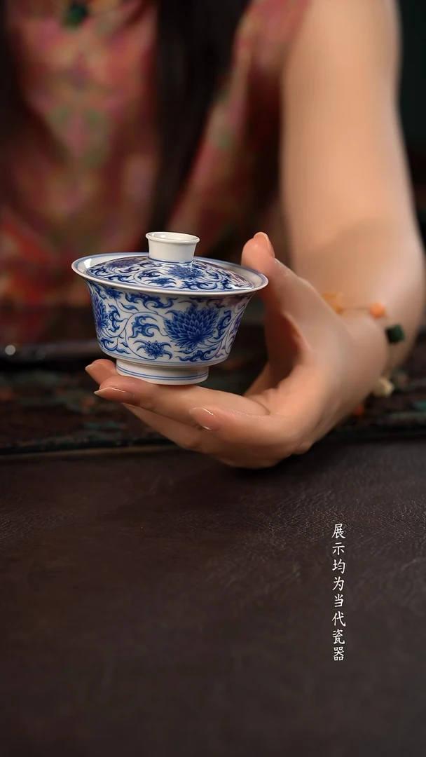聚澜堂缠枝菊马蹄盖碗