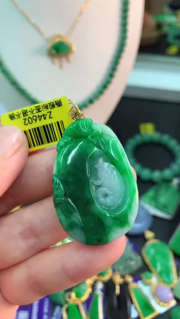 翡翠18K金镶嵌颈饰挂件