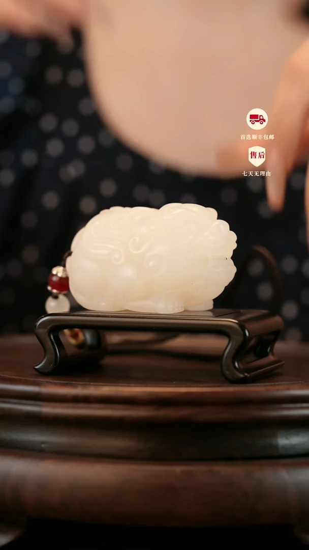 云南石荔枝白雕刻：纳福貔貅