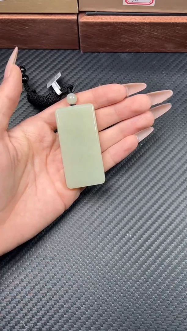 吊坠(赠链)未镶嵌和田玉且末迪克兰二细微色差吊坠mS