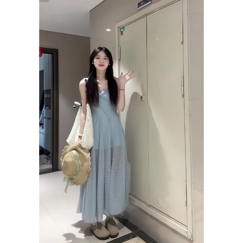 韩系气质蓝色镂空吊带连衣裙女夏季新款设计感超好看收腰长款裙子