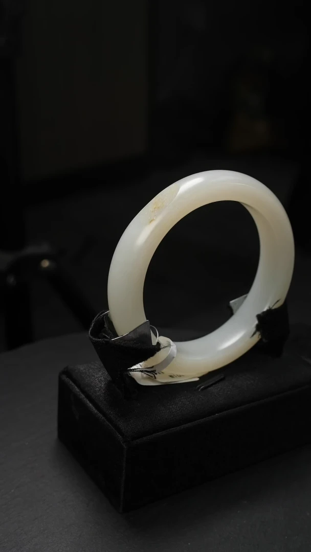 未镶嵌手镯和田玉白玉洒金皮手镯55.6圈