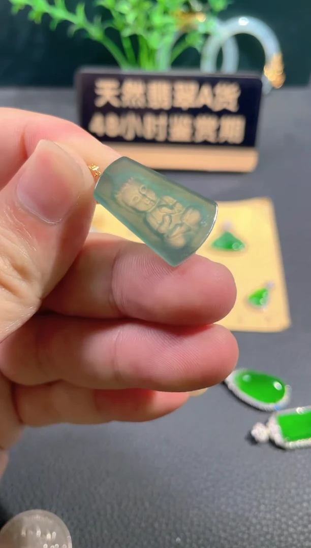 翡翠18K金镶嵌颈饰翡翠