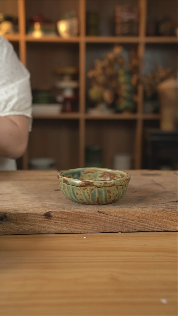 黄绿色的蛋糕米饭碗