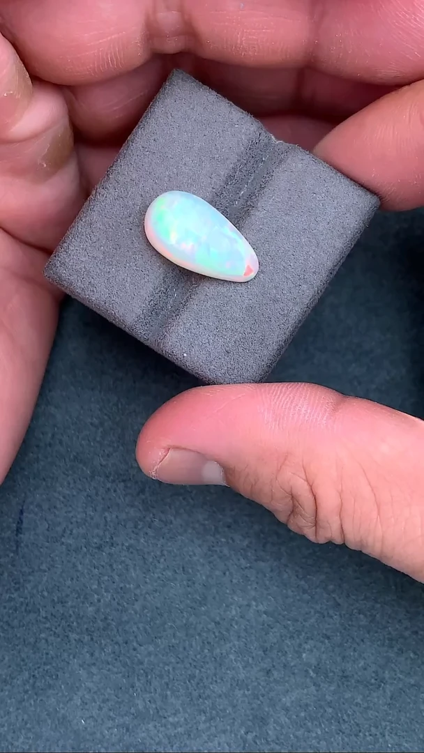 未镶嵌欧泊裸石5.79克拉