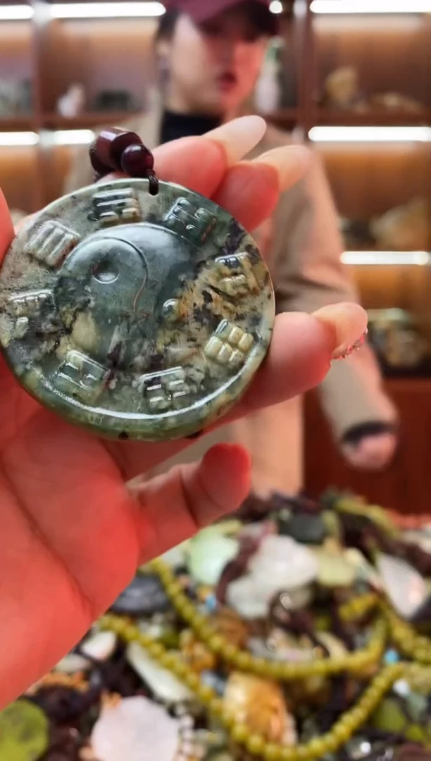 未镶嵌蛇纹石玉吊坠