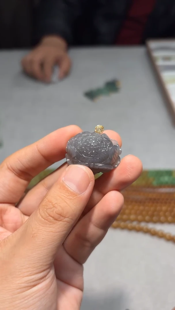 颈饰18K金镶嵌和田玉烟紫花