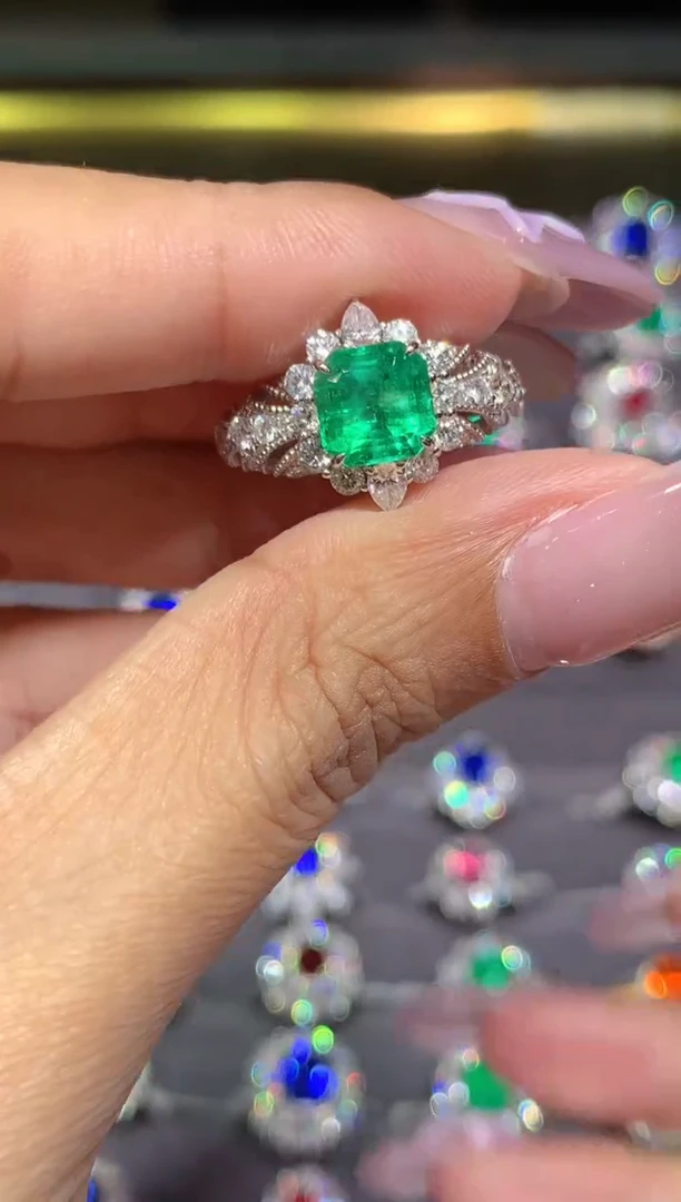 18K金镶嵌戒指绿柱石1.39CT