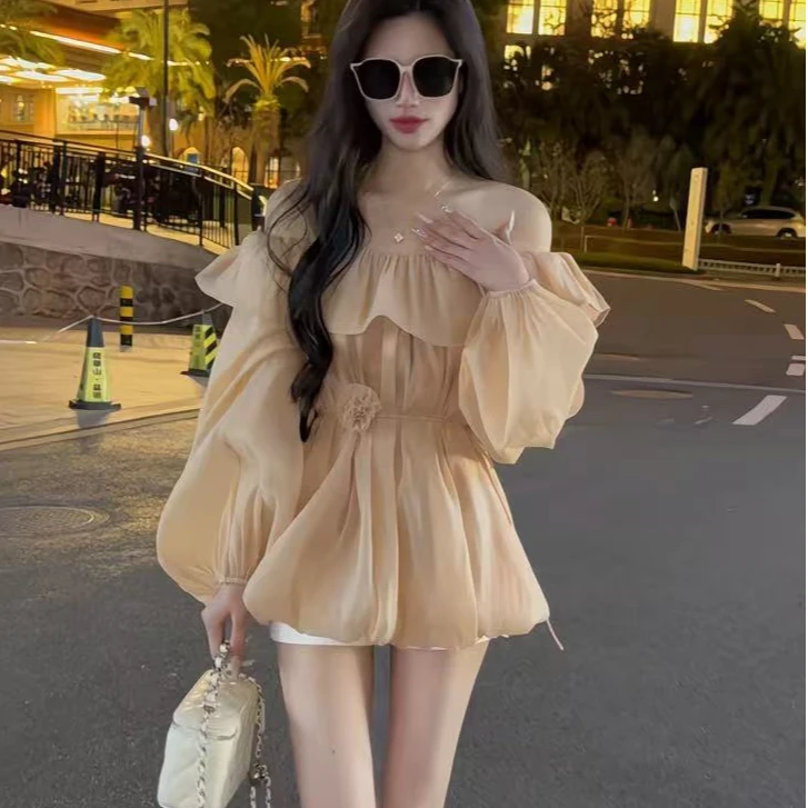 飘逸花苞一字肩连衣裙宽松灯笼袖搭白短裤