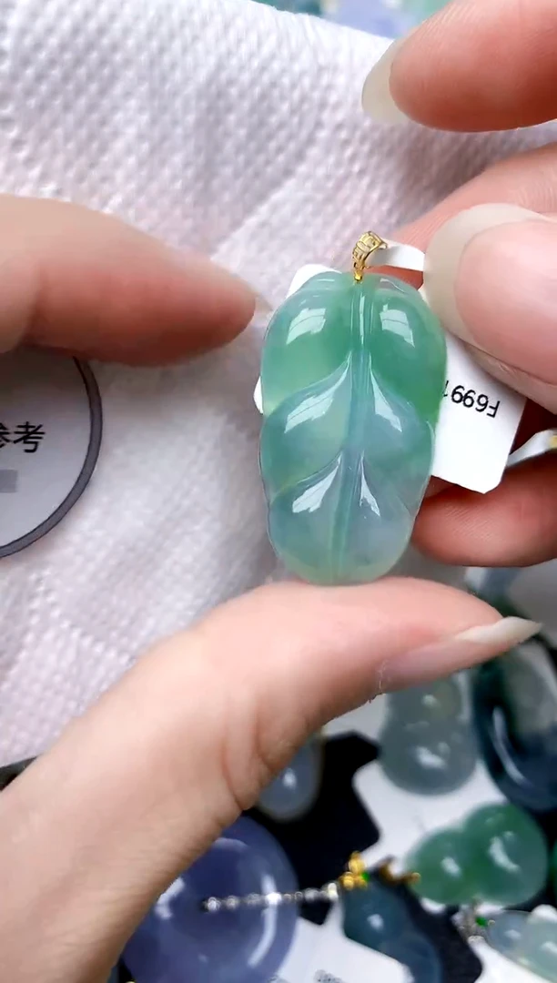颈饰18K金镶嵌翡翠天然A货翡翠