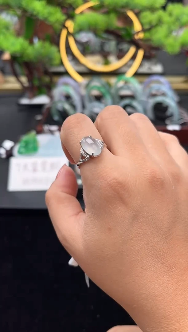 18K金镶嵌戒指翡翠戒指