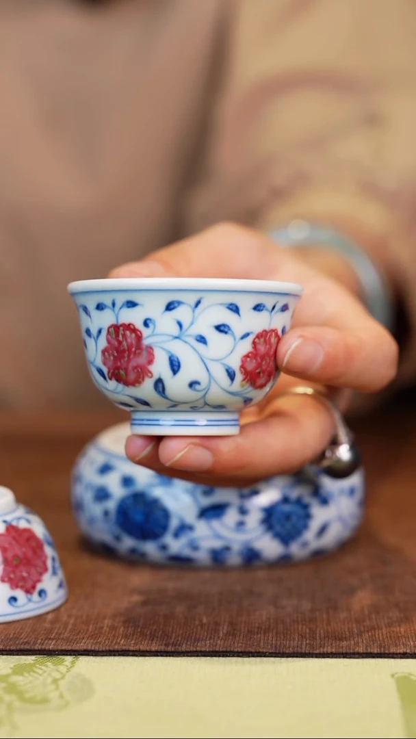 和然窑青花釉里红缠枝小品杯