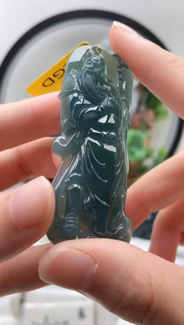 翡翠未镶嵌颈饰关公