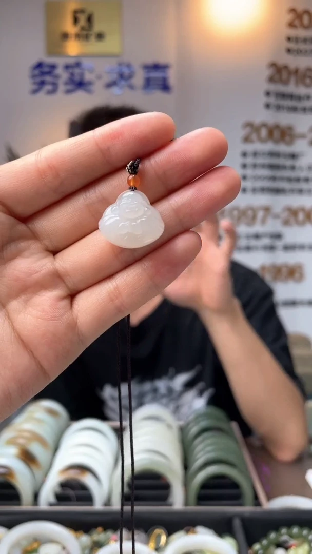 颈饰未镶嵌和田玉于阗老料抱抱佛吊坠一件